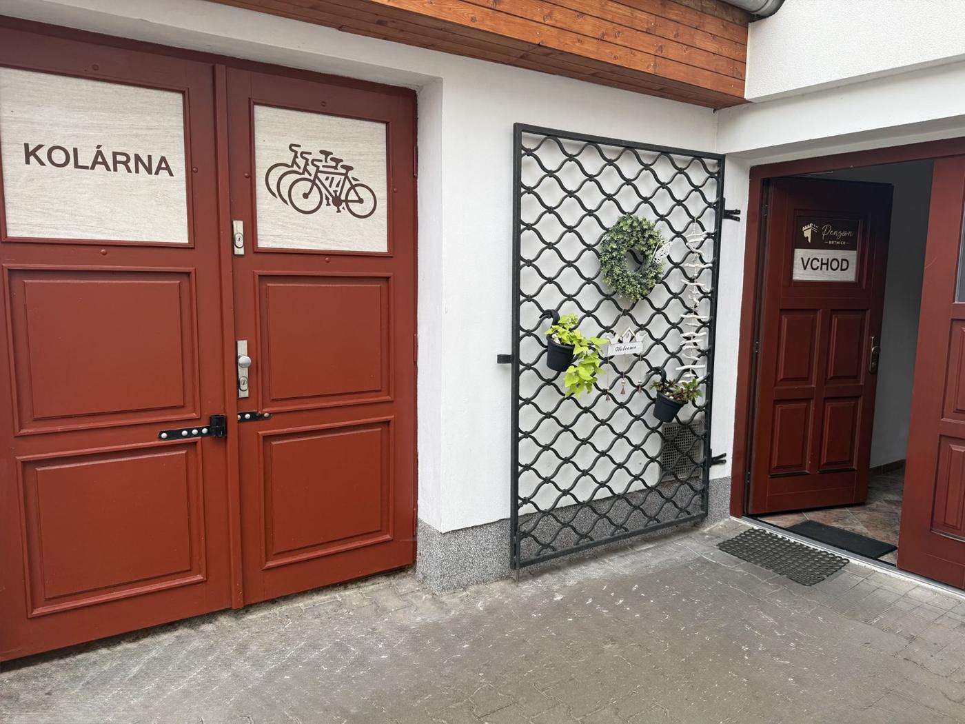Kolárna ve dvoře penzionu, start cyklotras Vysočiny