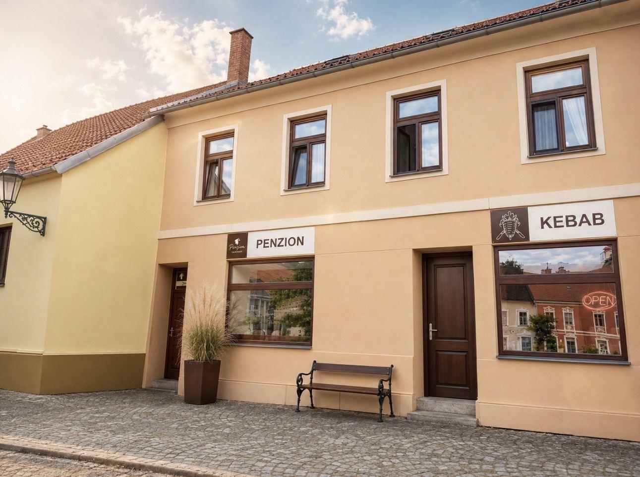 Fasáda penzionu na náměstí