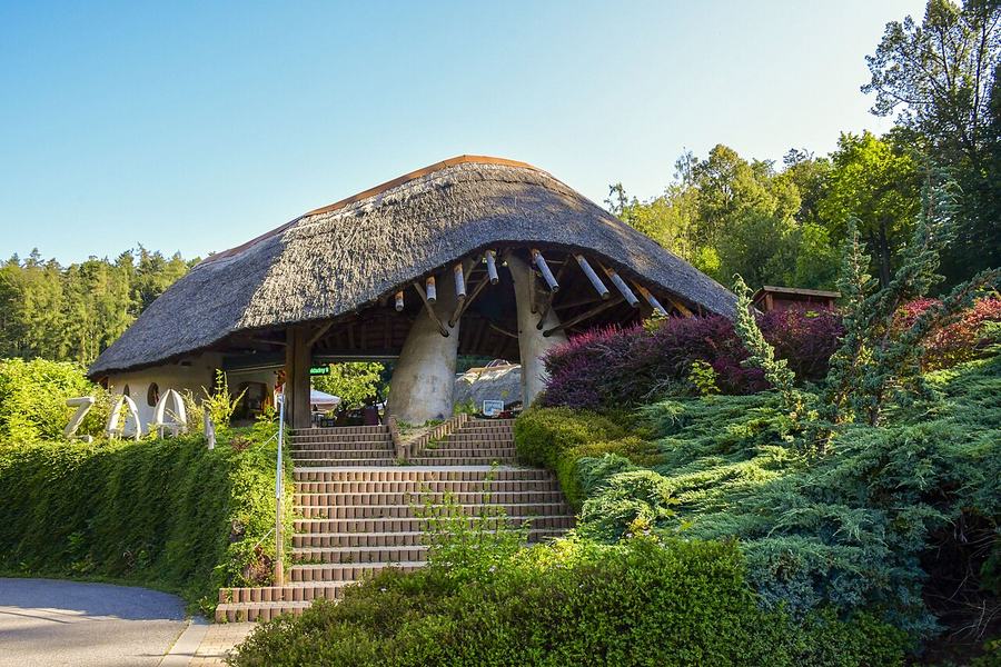 Hlavní vstup do ZOO Jihlava s doškovou střechou