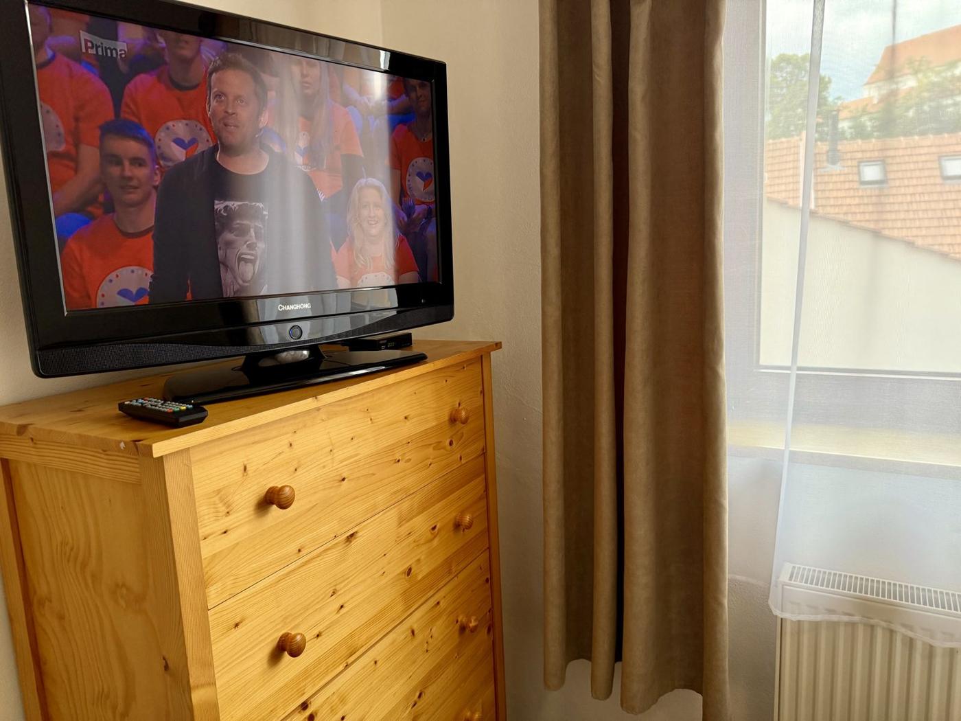 Televize a komoda v pokoji