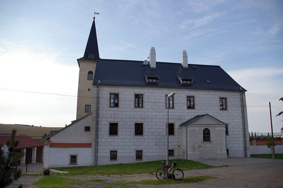 Bílý zámek v Přísece, kde sídlí Muzeum autíček