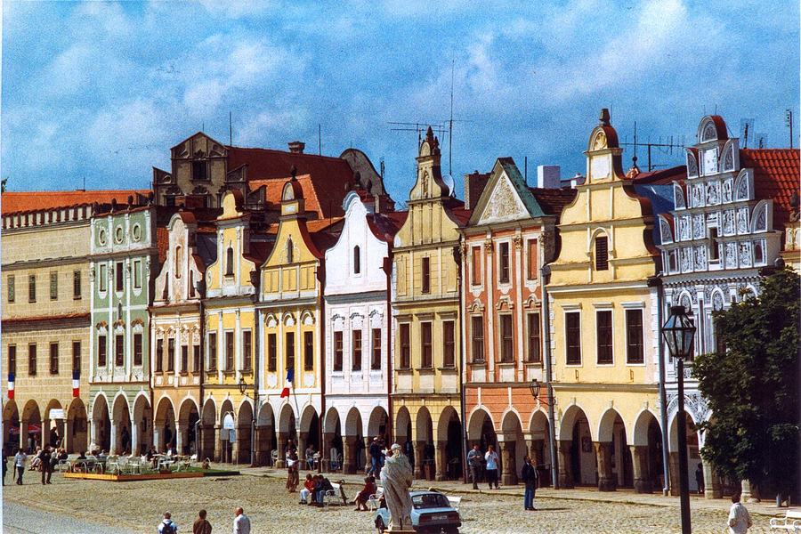 Barevné renesanční štíty domů na náměstí v Telči
