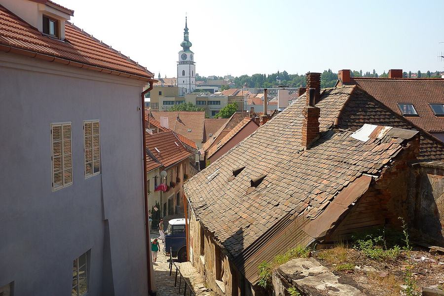 Střechy židovské čtvrti v Třebíči s městskou věží v pozadí