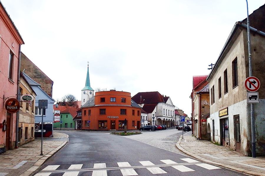 Náměstí Svobody v Třešti s kostelní věží