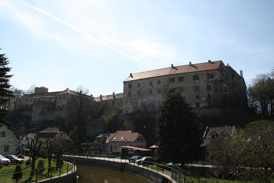 Zámek Brtnice na skále nad řekou Jihlavou